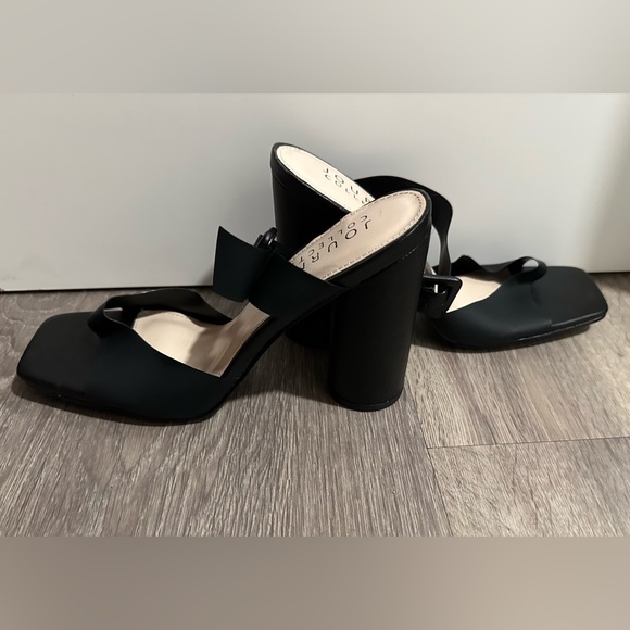 Journee Collection Black Heels with Block Heel - Picture 3 of 3